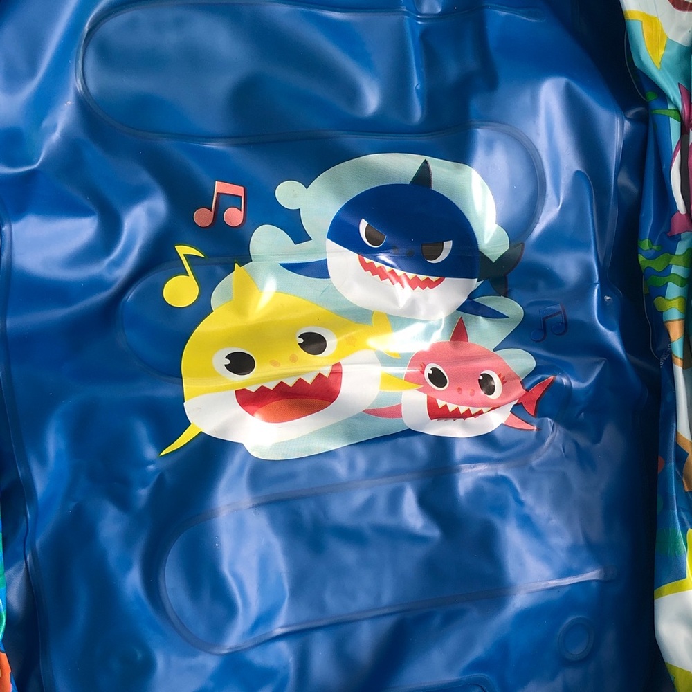 🥧 Baby Shark Inflatable Tub - Picture 4 of 9